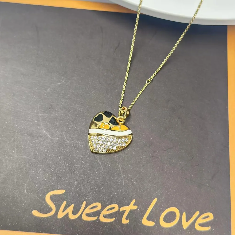 قلادة جديدة على شكل قلب عبر الحدود من أوروبا والولايات المتحدة الأمريكية - ضرب مؤثر على الموضة الفاخرة، قلادة أنيقة على شكل قلب للنساء.