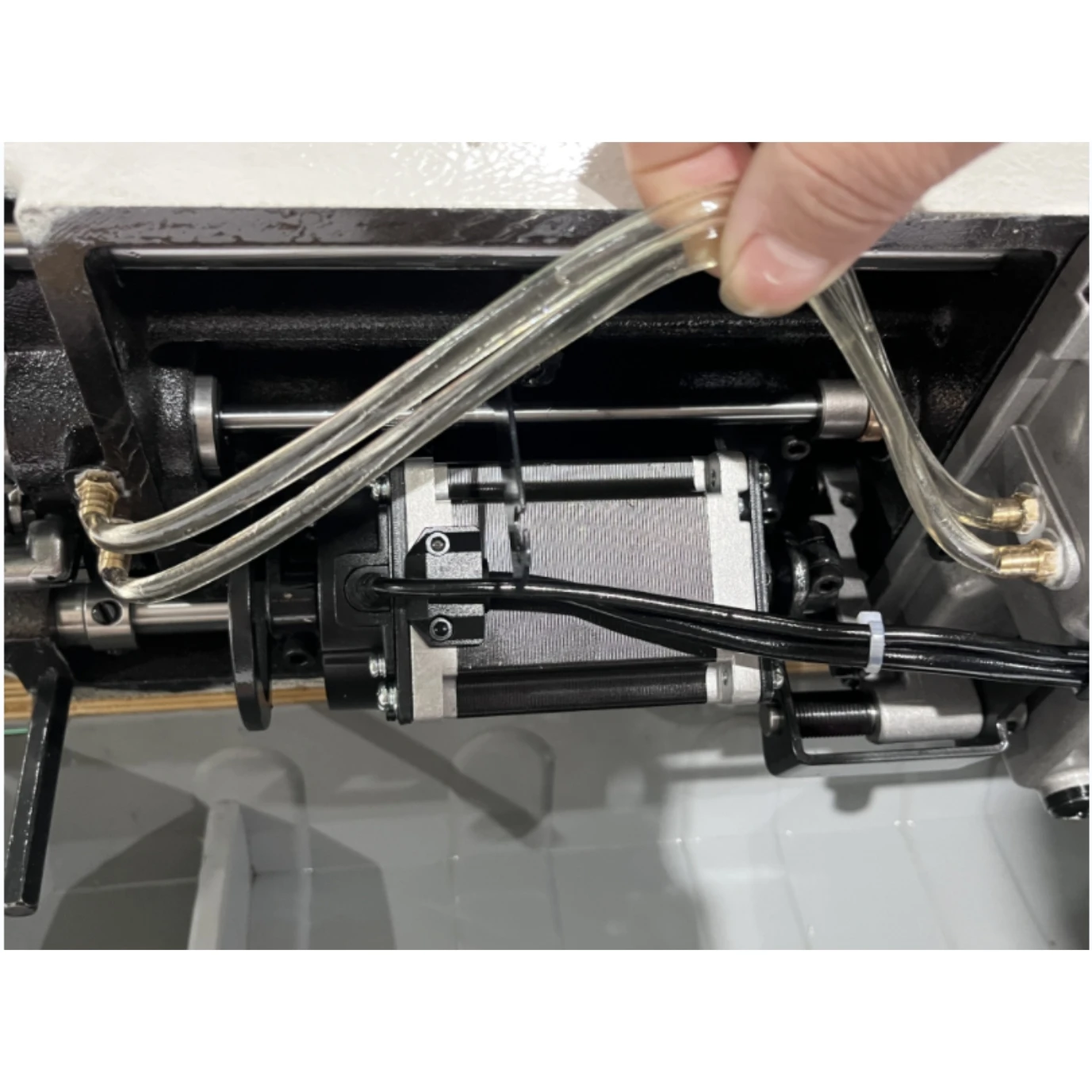 BT-699-D4 Industrial Stepping Motor Three-drive Oil sealed Computer Pattern Flat Bed Lock Stitch Sewing Machine