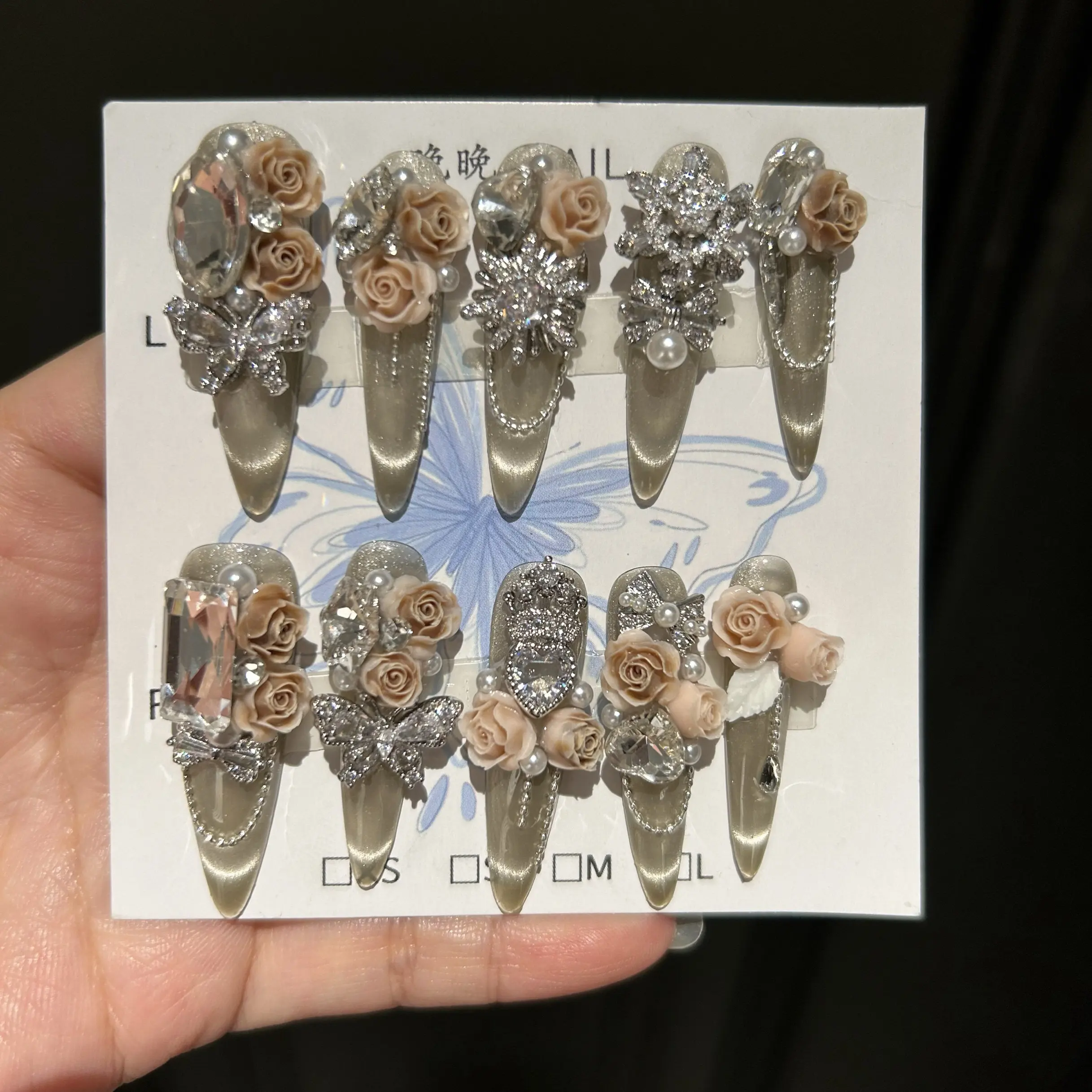 

Роскошные накладные ногти ручной работы цвета шампань с 3D цветами и серебряными стразами, длинные накладные ногти в стиле стилет с эффектом дворцового стиля.