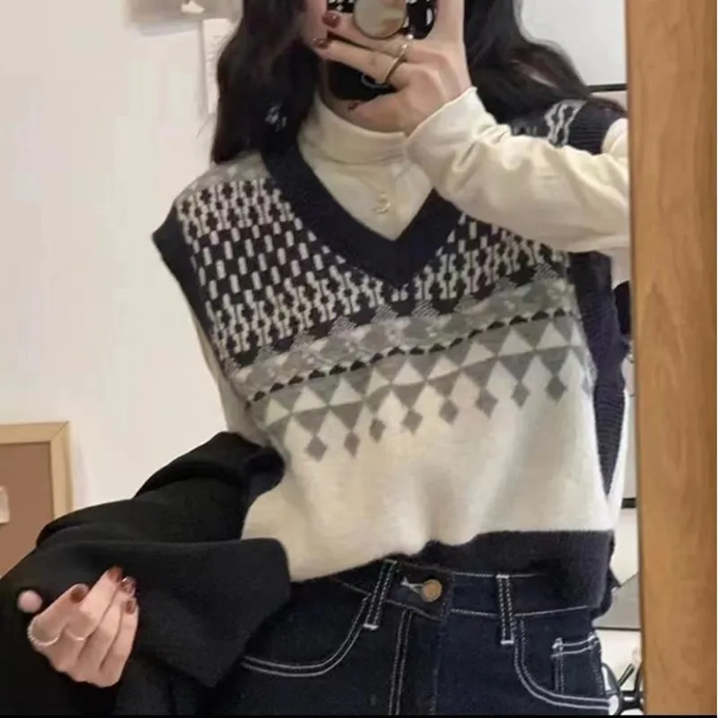 

2025 Autumn Winter Knitted Vest Women's New V-neck Retro Sweater Female Pattern Loose Slim Korean Sleeveless Tank Tops