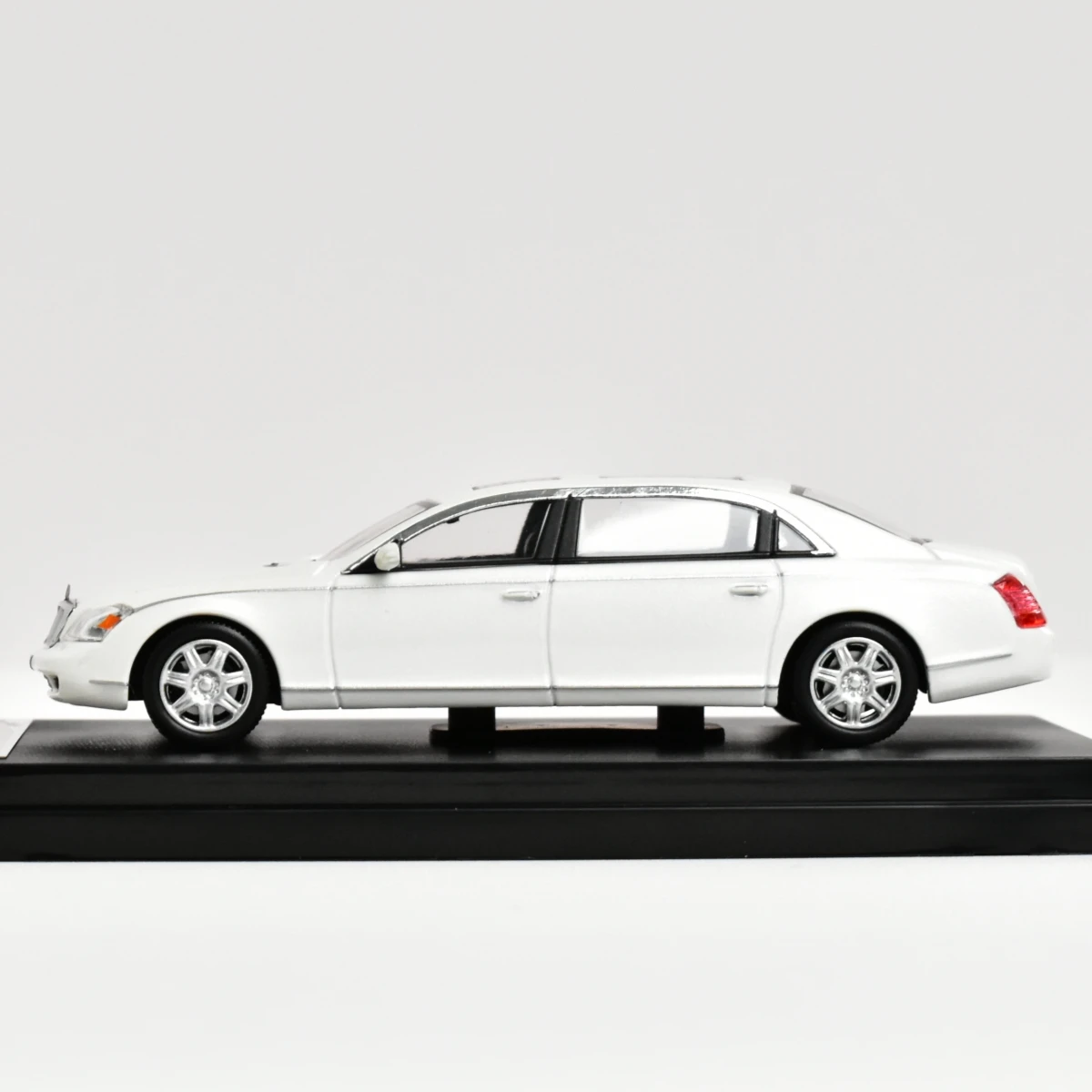 

Литая под давлением модель автомобиля Stance Hunters SH 1:64 Maybach 62S