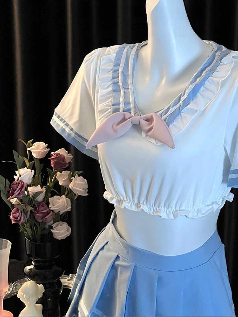 Sexy schoolstijl, zoete JK, puur studentenuniform, vrouwelijke plooirok verleidt paren op een date. Ontworpen om een speels te creëren