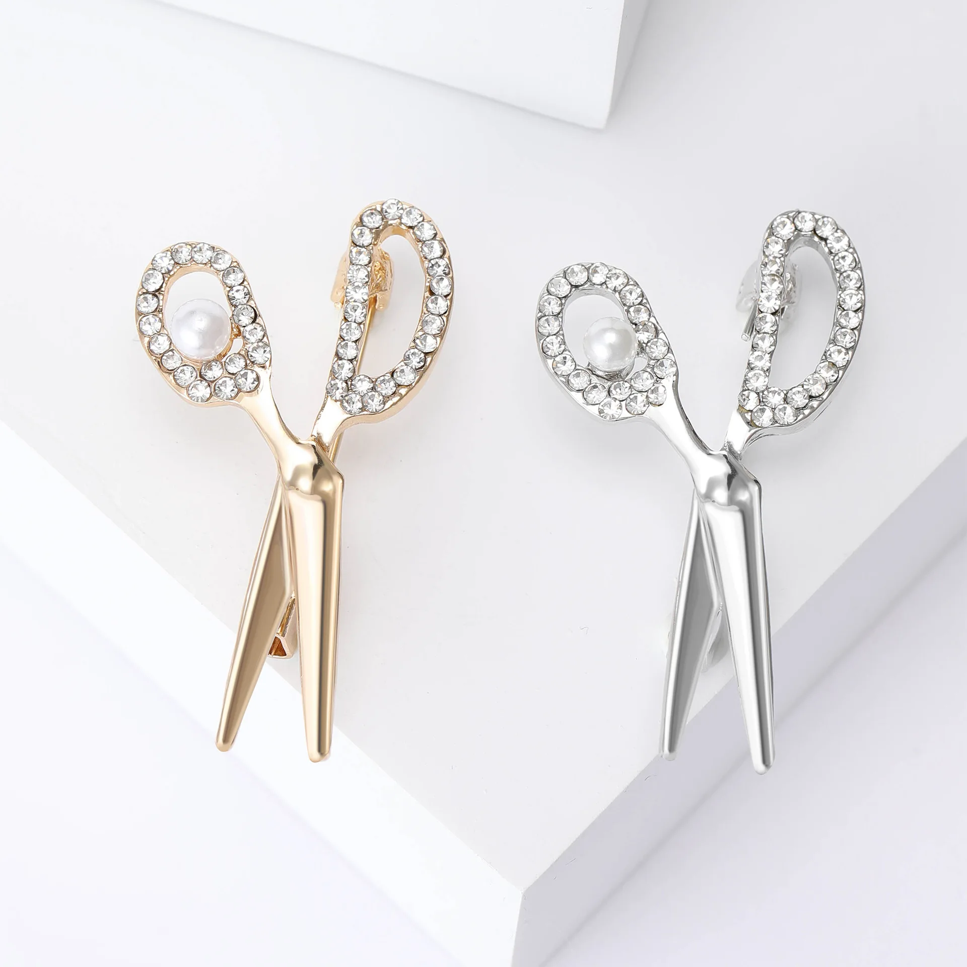 Pearl Scissors Brooches For Women Men 2-color Metal Rhinestone Hairdresser Clothes Designer Pins Banquet Daily Jewelry Gifts