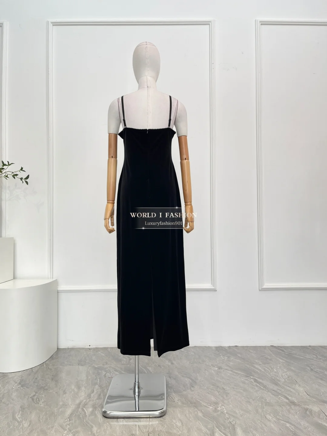 Schwarzes ärmelloses, rückenfreies Spitzen-Midikleid aus Samt für Damen