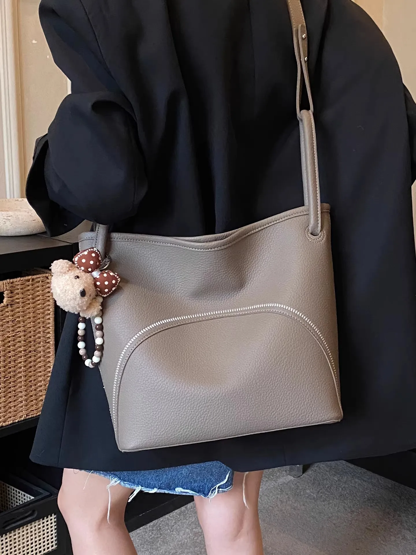 トレンディな大容量レディーストートバッグ通勤バケットバッグ母子シングルショルダー斜め掛けバッグ韓国風ソフトpu