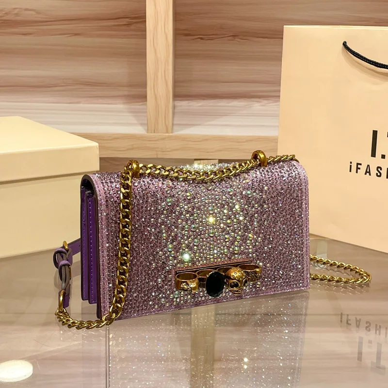 

Новая ослепительная сумочка-клатч с цепочкой на плечо, универсальная вечерняя сумка со стильным металлическим замком в виде черепа.