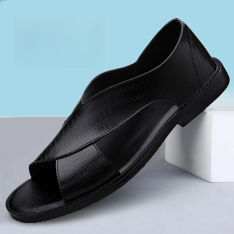 

Сандалии для мужчин, модная повседневная обувь с открытыми отверстиями, удобная пляжная обувь на мягкой подошве для мужчин, новые кожаные сандалии на плоской подошве, дизайнерские сандалии