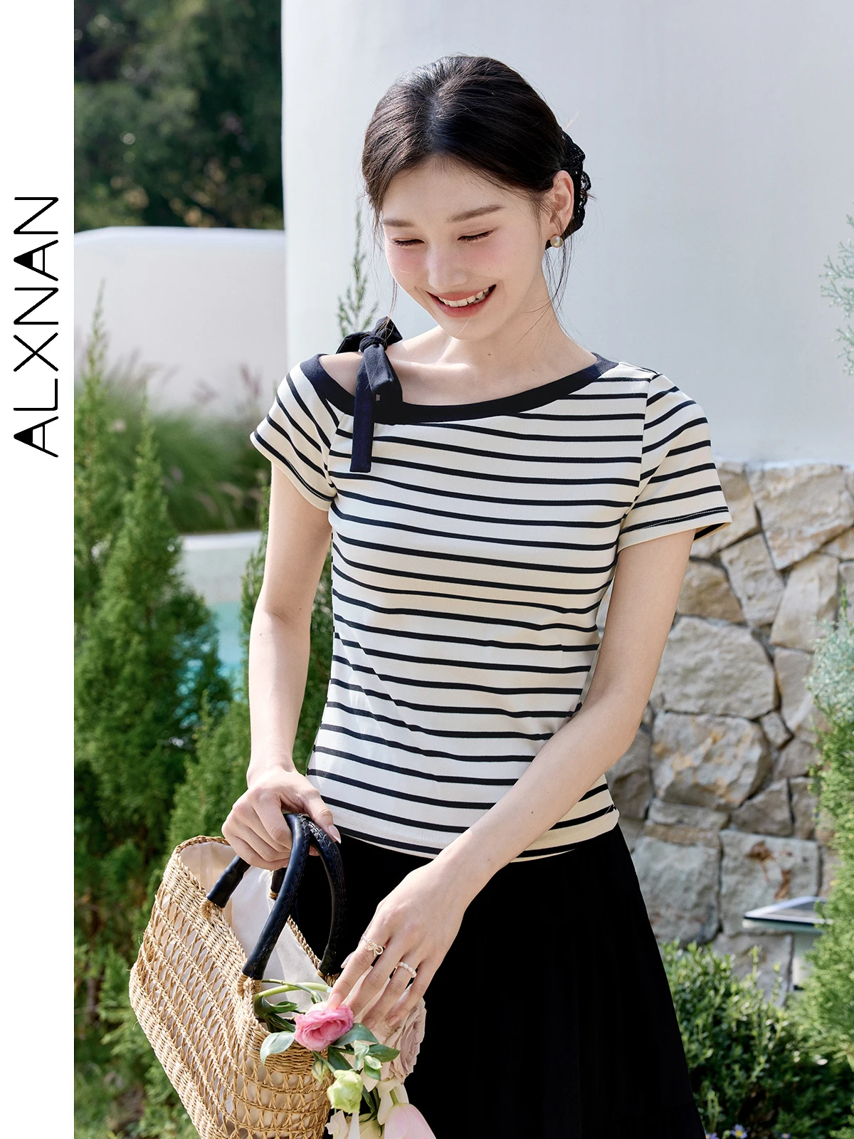 

ALXNAN Women's T-shirt 2025 Summer Black White Striped T-shirt Elegant Vintage French Style Slim Fit Short Sleeve Tops L539107