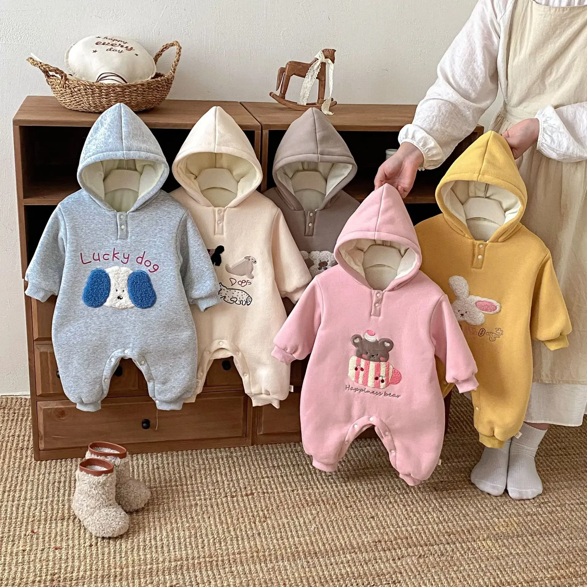 

2025 комбинезон для новорожденных, детский комбинезон с капюшоном на флисовой подкладке, От 0 до 2 лет, для девочек и мальчиков, милый зимний теплый мягкий комбинезон с вышивкой из мультфильма