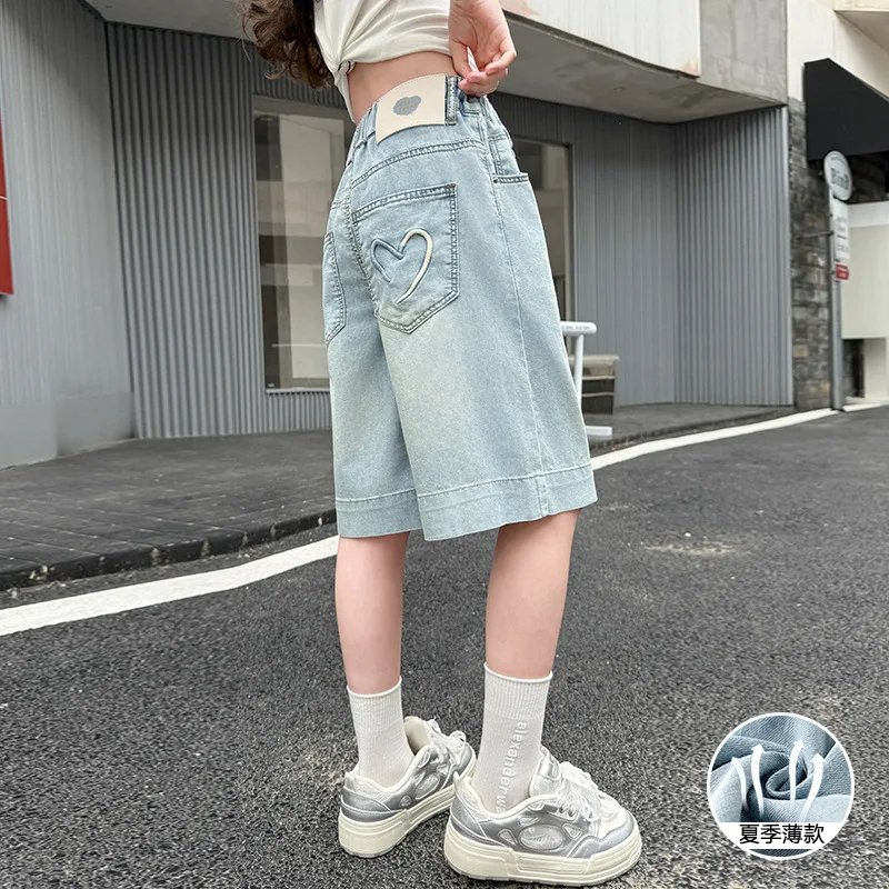 Mädchen Mode Jeans-Shorts Sommer 2026 Neue Kinderhosen für mittlere bis große Kinder mit gesticktem Herz-Design Fünf-Viertel-Hosen