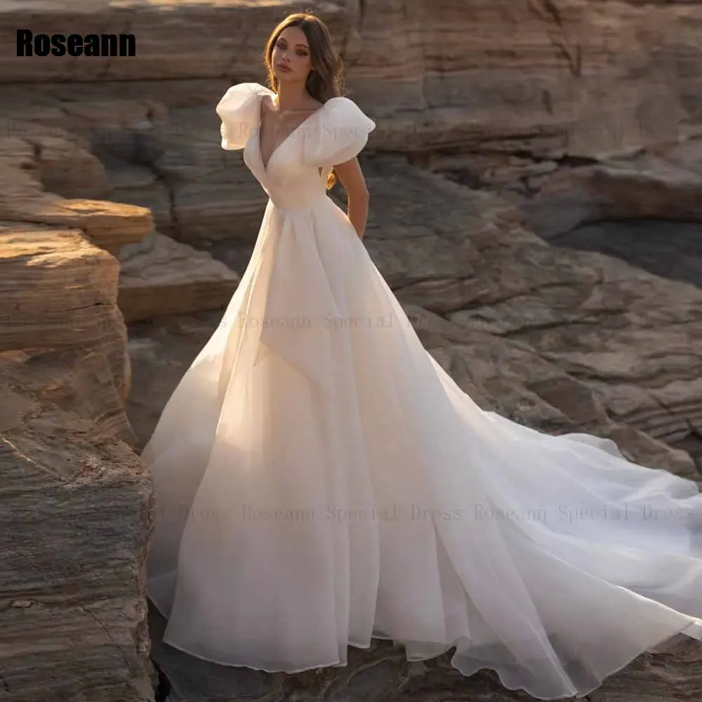 Moda personalizada 2026 novo vestido de casamento linha a com decote em v aberto volta drapeado plissado tule sem mangas vestidos de noiva robe de mariée