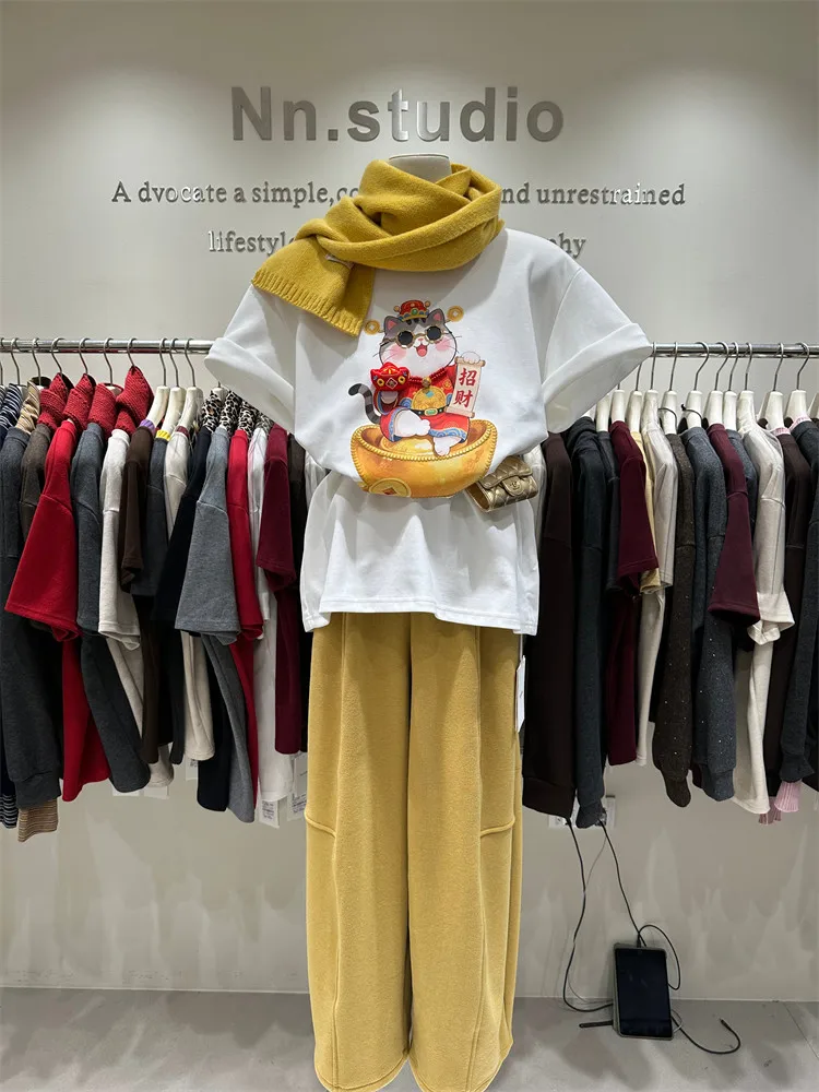 Camiseta de manga corta de longitud media para mujer, ropa estética, diseño de algodón, estilo Año Nuevo, gato de la fortuna, principios de primavera, 2026