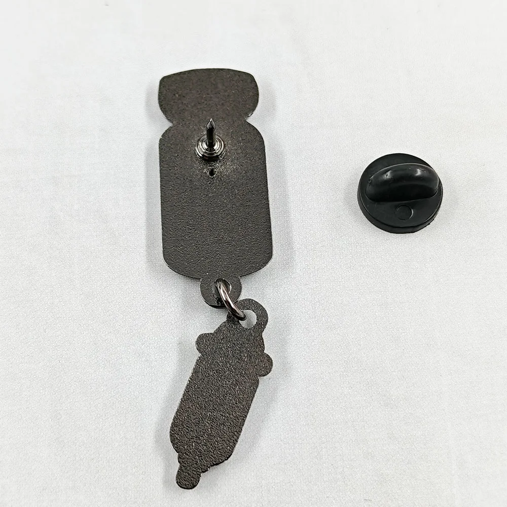 Niedliche Impfstoff-Spritzen-Brosche, Cartoon-Design, rosa Impfstoffflasche, Emaille-Anstecker mit Anhänger, Abzeichen in Form einer Flasche für Infusionen, Accessoires für Krankenschwestern. – Detail 3