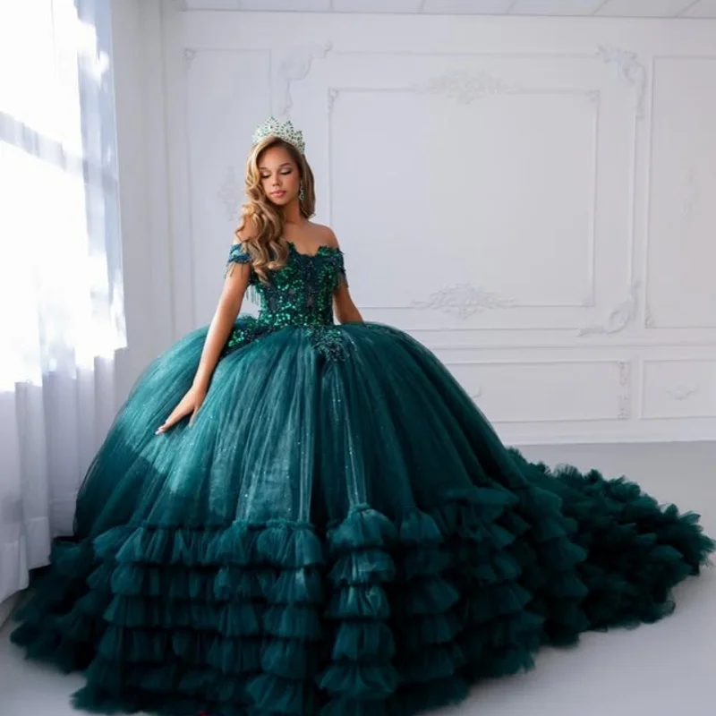 Glänzendes dunkelgrünes Quinceanera-Kleid mit schulterfreiem Spitzenschicht und Glitzer-Aufkleber. Quinceanera-Kleid mit langem Schwanz ﻿ Passen Sie an