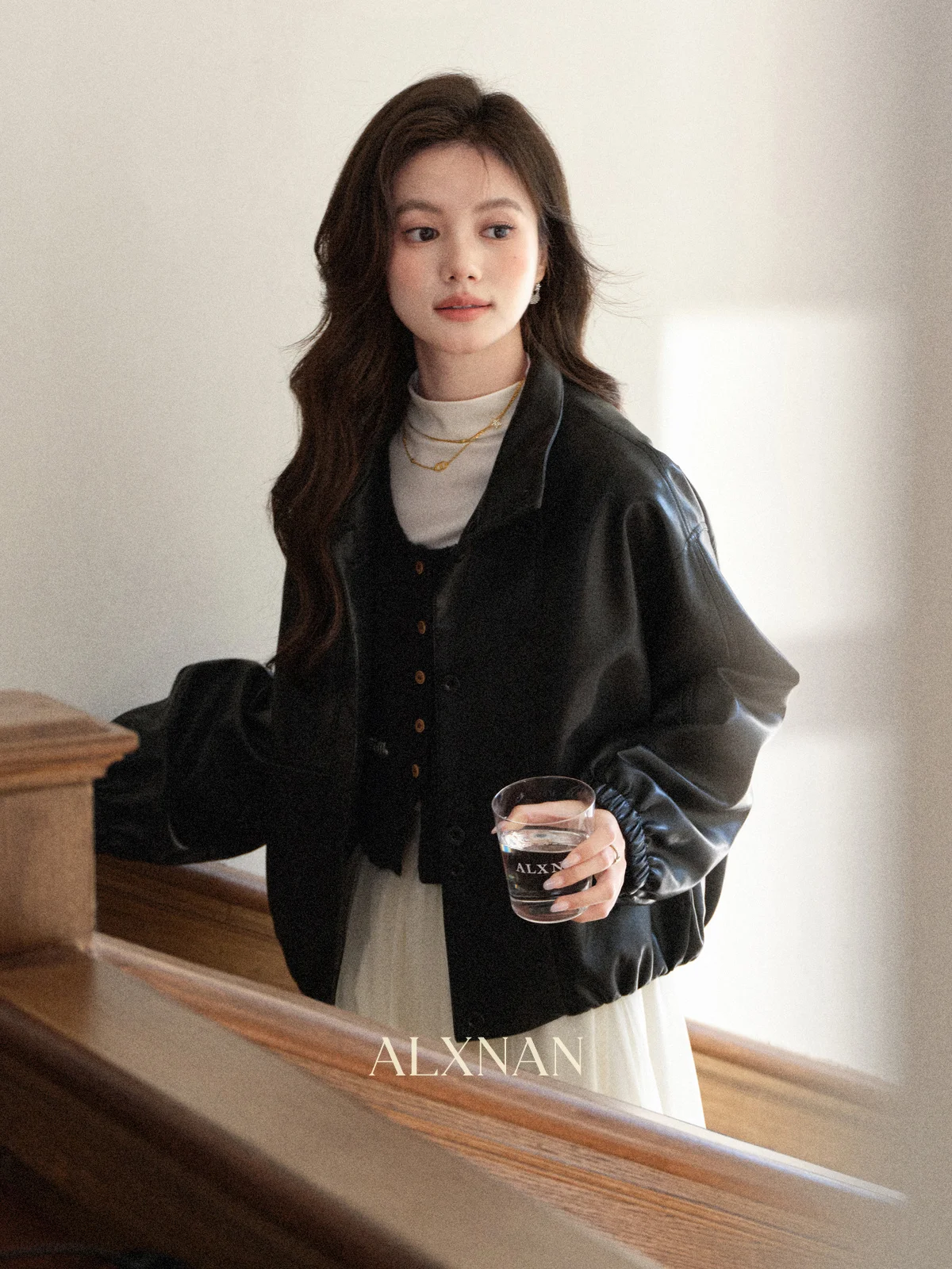 سترة جلدية سوداء للنساء من ALXNAN لخريف وشتاء 2025 سترات قصيرة غير رسمية فضفاضة معاطف أنيقة بكتف منسدل للسيدات L57938