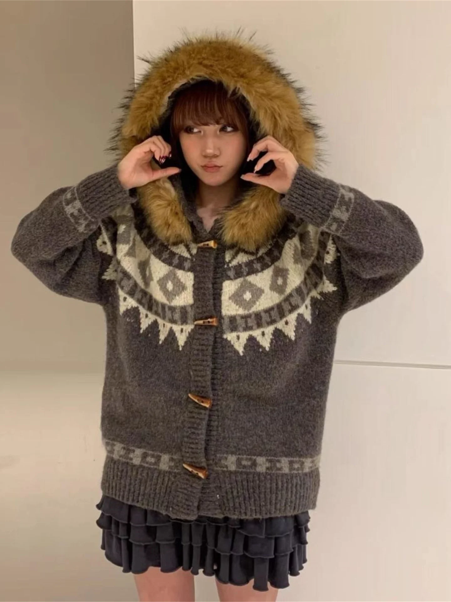 

Новинка 2025: Осенне-зимний вязаный кардиган в стиле Fair Isle с меховым воротником, дизайнерский, модный, с завышенной талией, А-силуэт...