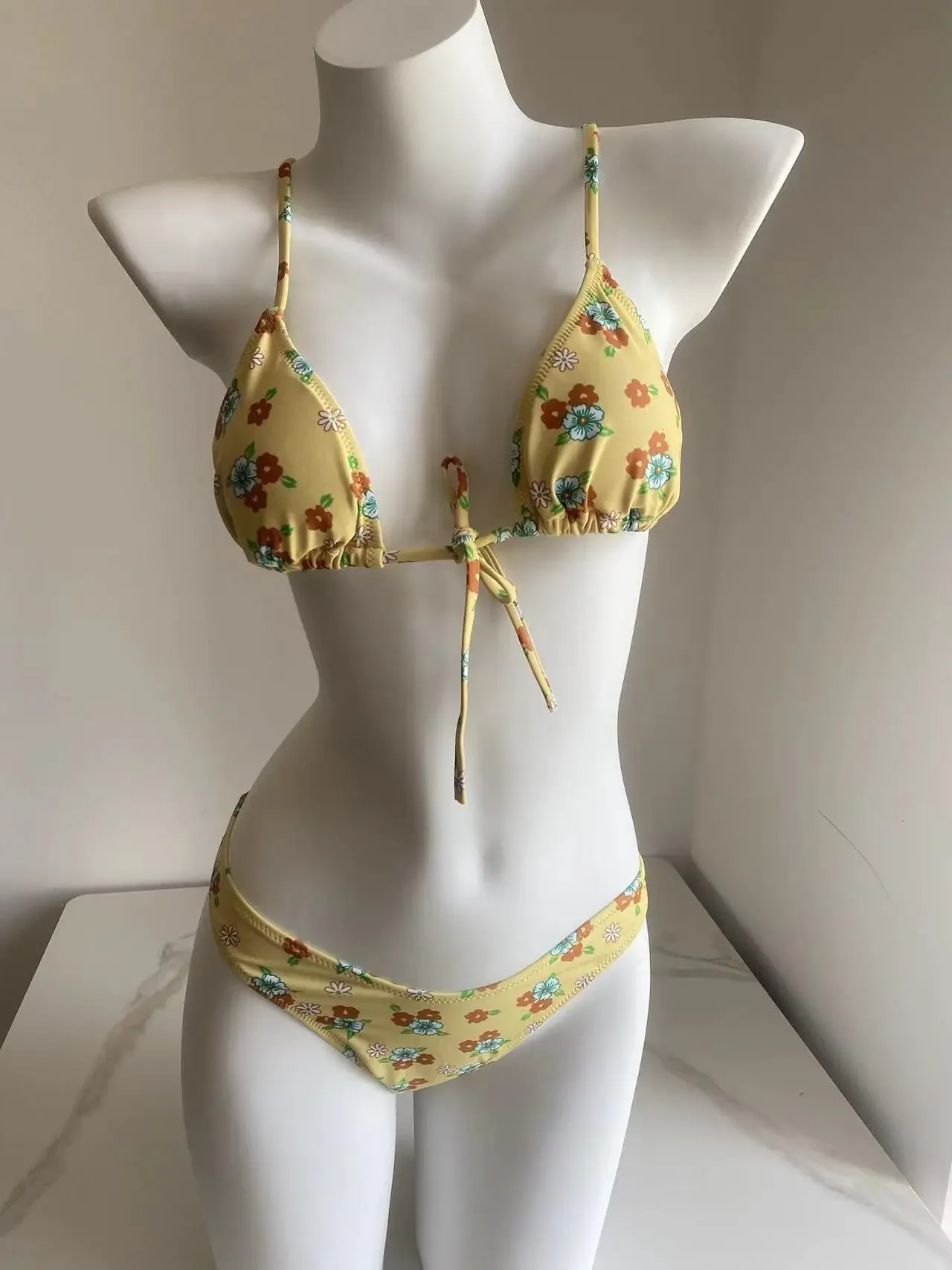 Fato de banho sexy amarelo estampado floral para mulheres micro biquíni, roupa de banho fofa, biquíni, 2024