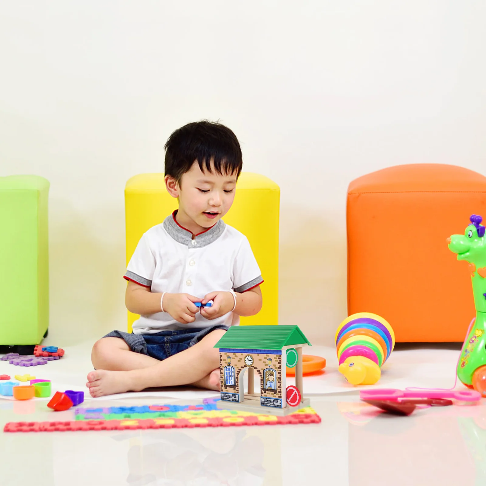 ติดตามรถไฟอุปกรณ์เสริม DIY สถานีตลกรถไฟเล่นไม้สําหรับเด็กจําลอง Pretend Toy Decor