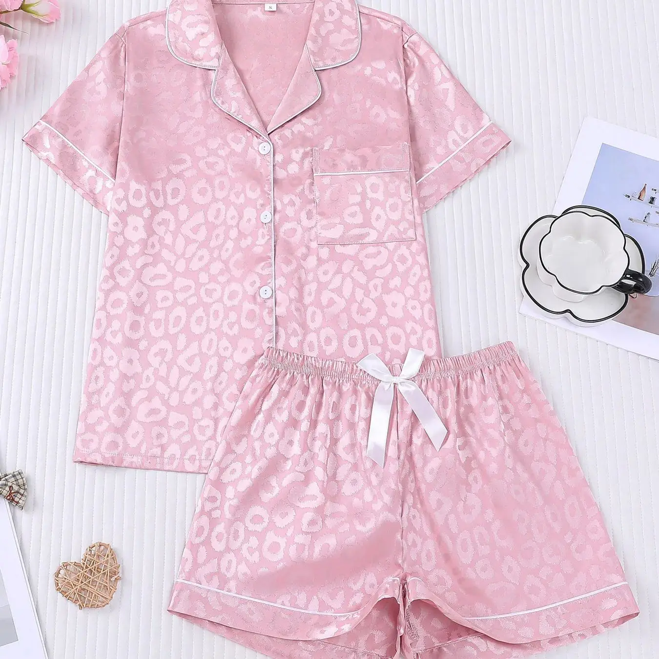 

Женский комплект пижамы из ледяного шелка с розовым леопардовым принтом: кардиган с коротким рукавом и шорты. Домашняя одежда, прохладная и дышащая, можно носить на выход.