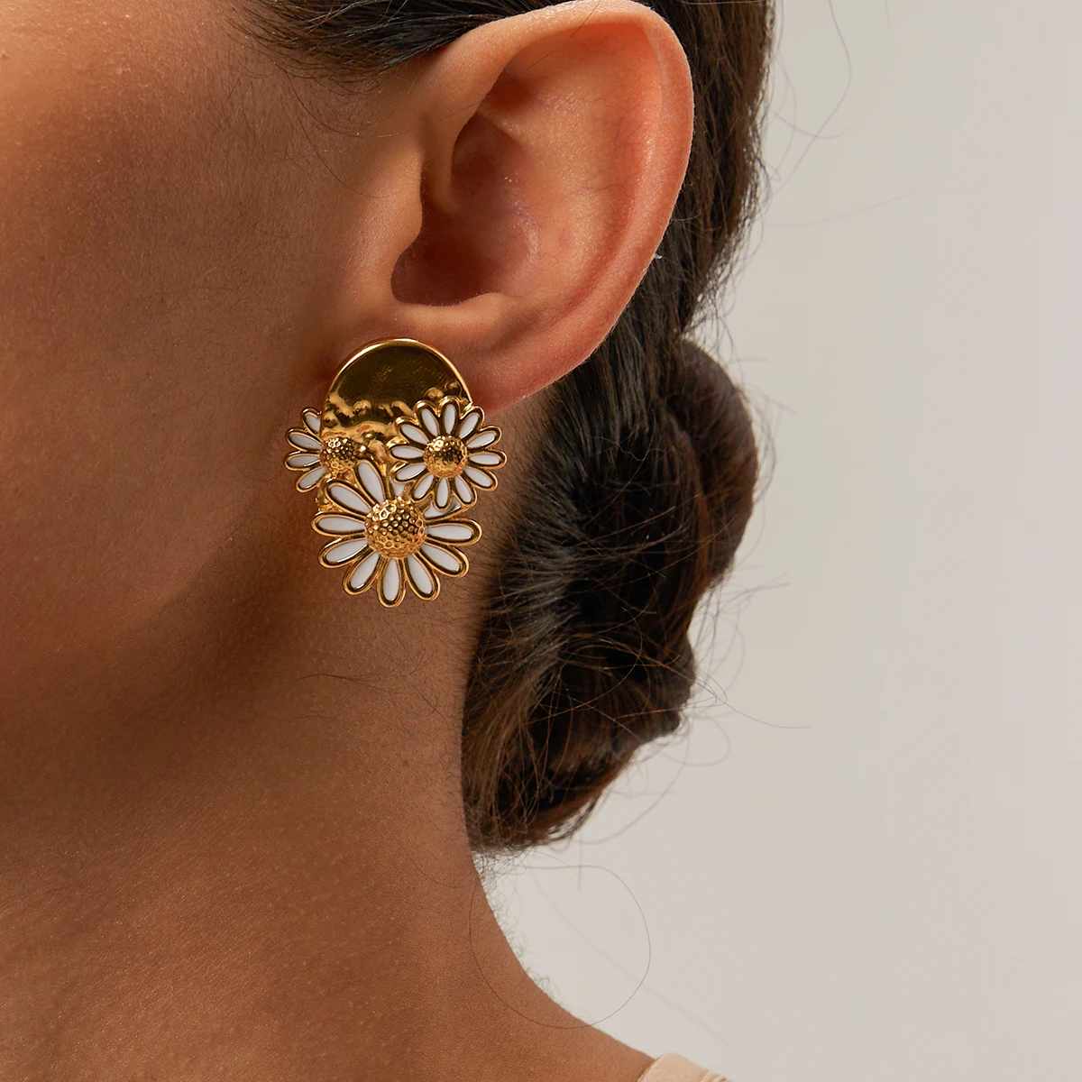 18k Gold Plated Stylish White Dripping Oil Small Daisy Earrings Stainless Steel Women Anti Allergic Metal Distinctive Jewelry