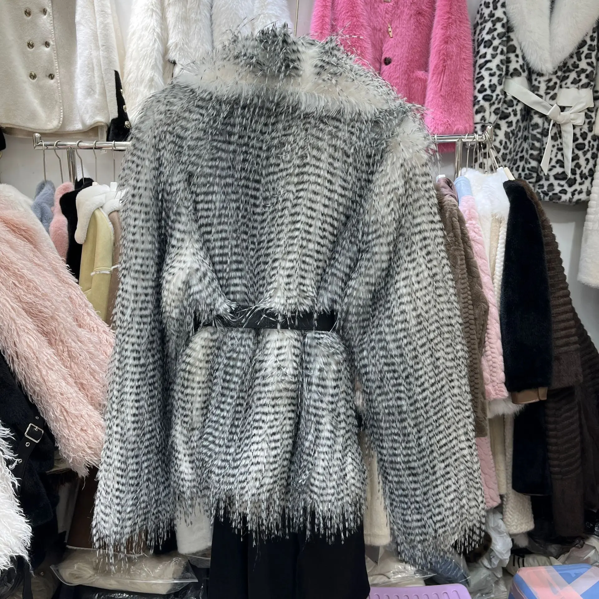 Faux Vos Bontjas voor Vrouwen Kwastje Gradiëntkleur Korte Winter Parka 2025, Nieuwe Europese Stijl Dikke Warme Pluche Bovenkleding