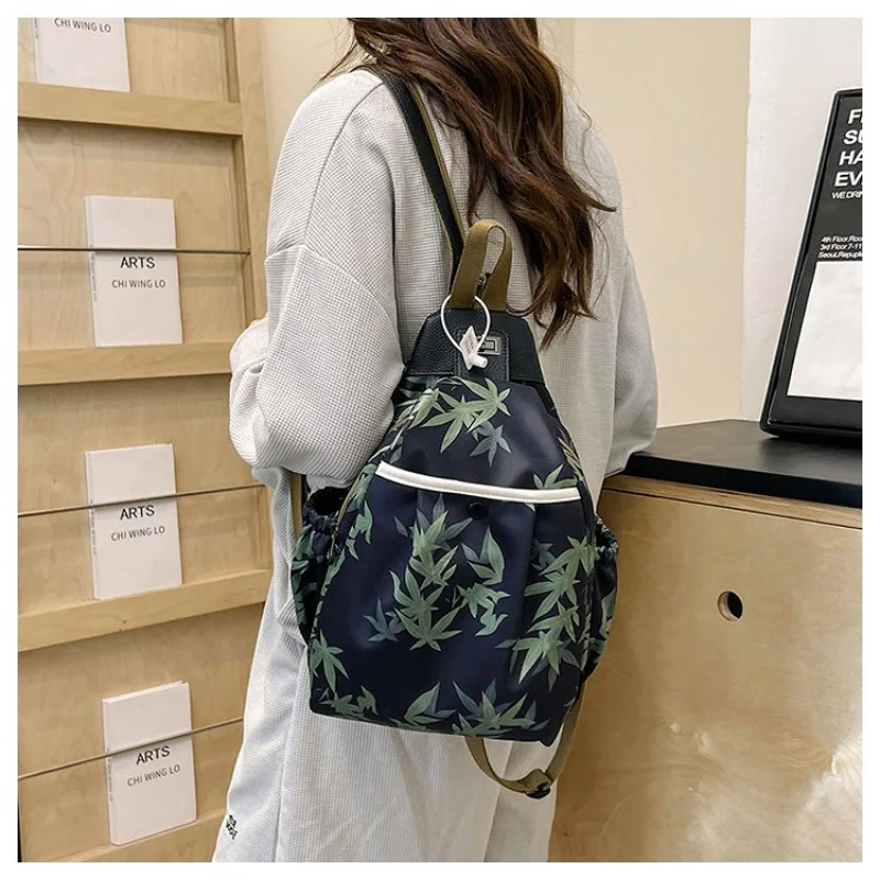 

Классическая кожаная сумка через плечо в парижском стиле с вневременным силуэтом, элегантная фурнитура