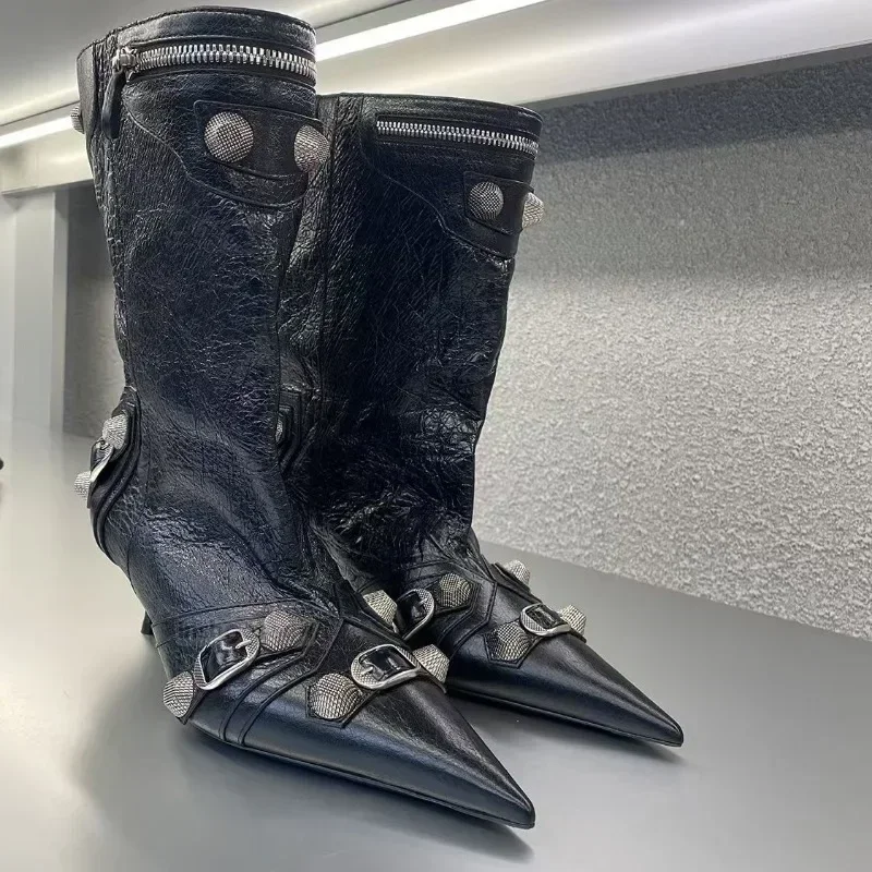 รองเท้าบูทส้นสูงทรงกระบอกปลายแหลมประดับหมุดสไตล์ยุโรปและอเมริกาสำหรับผู้หญิง แฟชั่นโชว์ รองเท้าบูททรงเรโทร