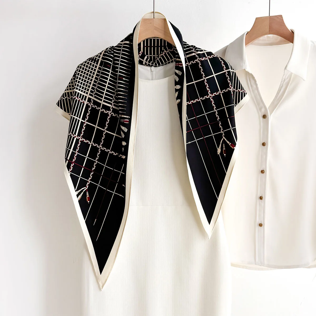 Modisch bedruckter quadratischer Schal für Damen, weicher Satin-Seidenimitat-Schal, luxuriöser Hijab, eleganter Halstuch-Schal.
