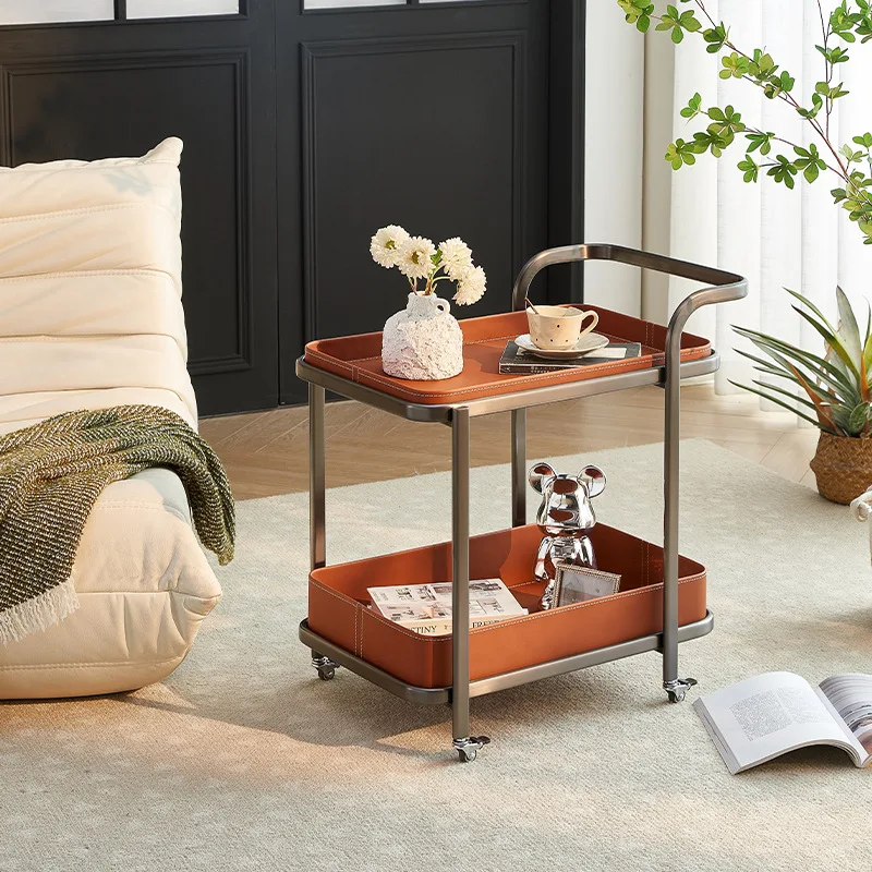 سرج فاخر خفيف من الجلد أريكة متنقلة بجانب عدد قليل من عربات وطاولة القهوة وغرفة المعيشة وزاوية المنزل وعدد قليل من طاولات بجانب السرير مع رف عجلة #2