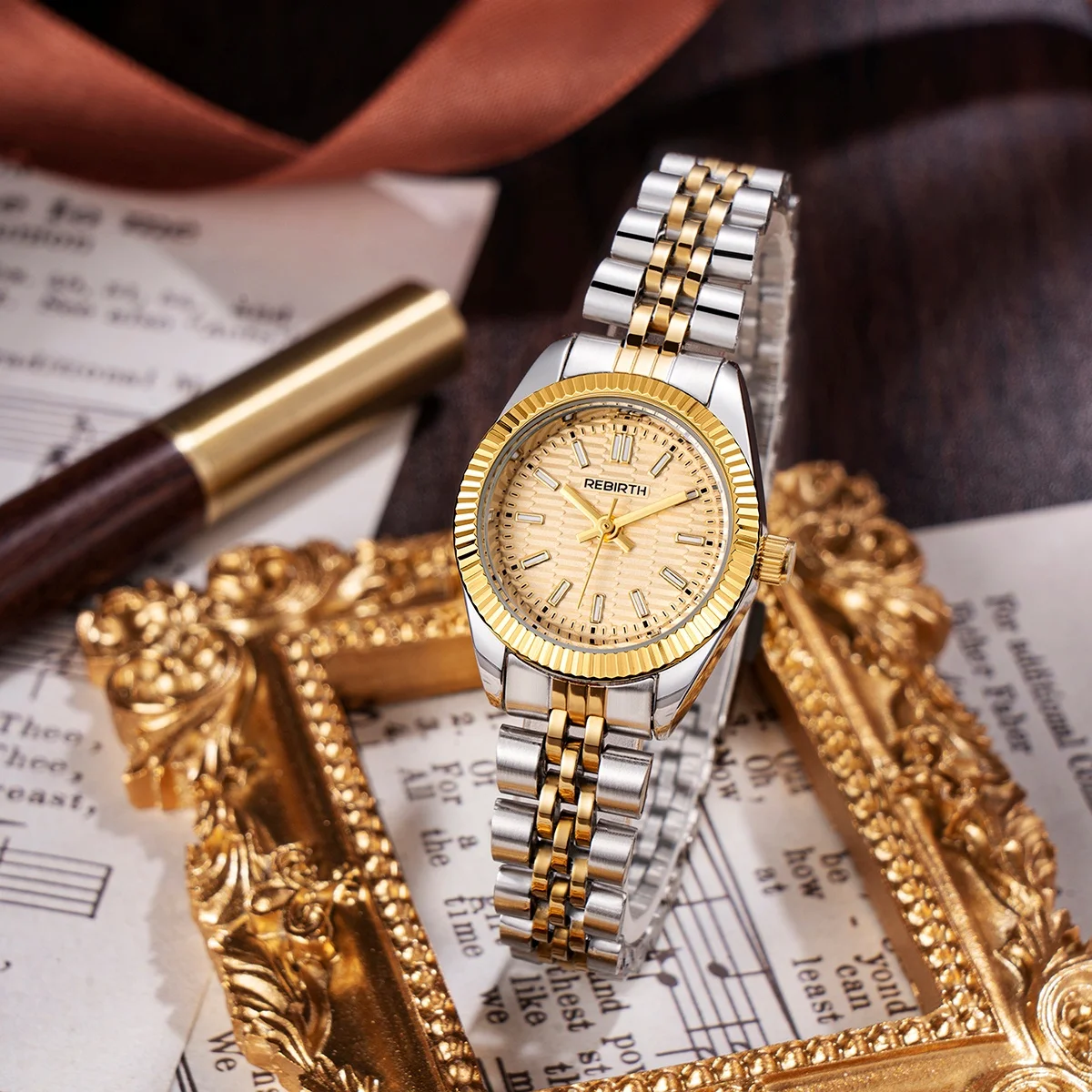 ساعة نسائية أنيقة على مكان العمل وبسيطة بحزام من الفولاذ المقاوم للصدأ