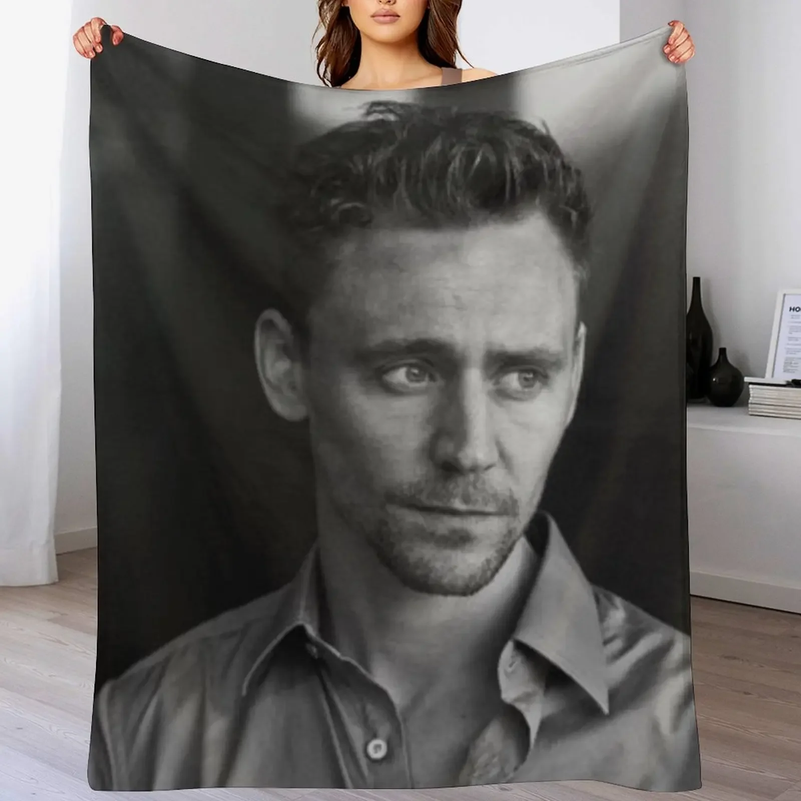 

Tom Hiddleston Throw Blanket Breathable Lightweight Blanket for Adults Kids
