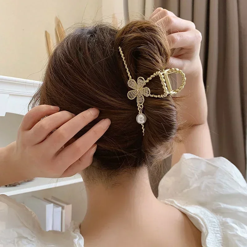 

Women Bling Fashion Korean Elegant Metal Flower Hair Clip Back Spoon Elegant Grab Shark Clip High End Hairpin Clip Headwear