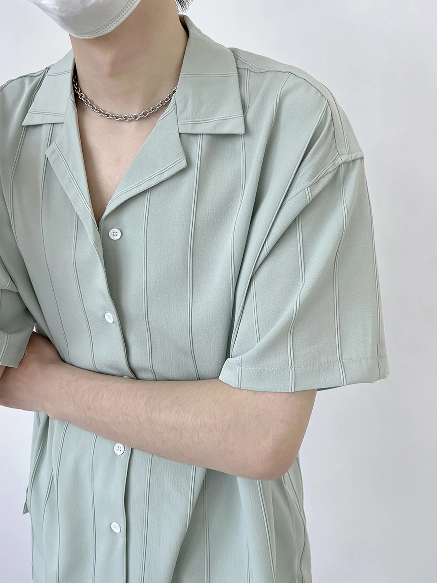 

Cuban Collar Striped irt Men's ort Sve Summer Thin Ice Silk Loose No Ironing High Design Drapey f Sve irt