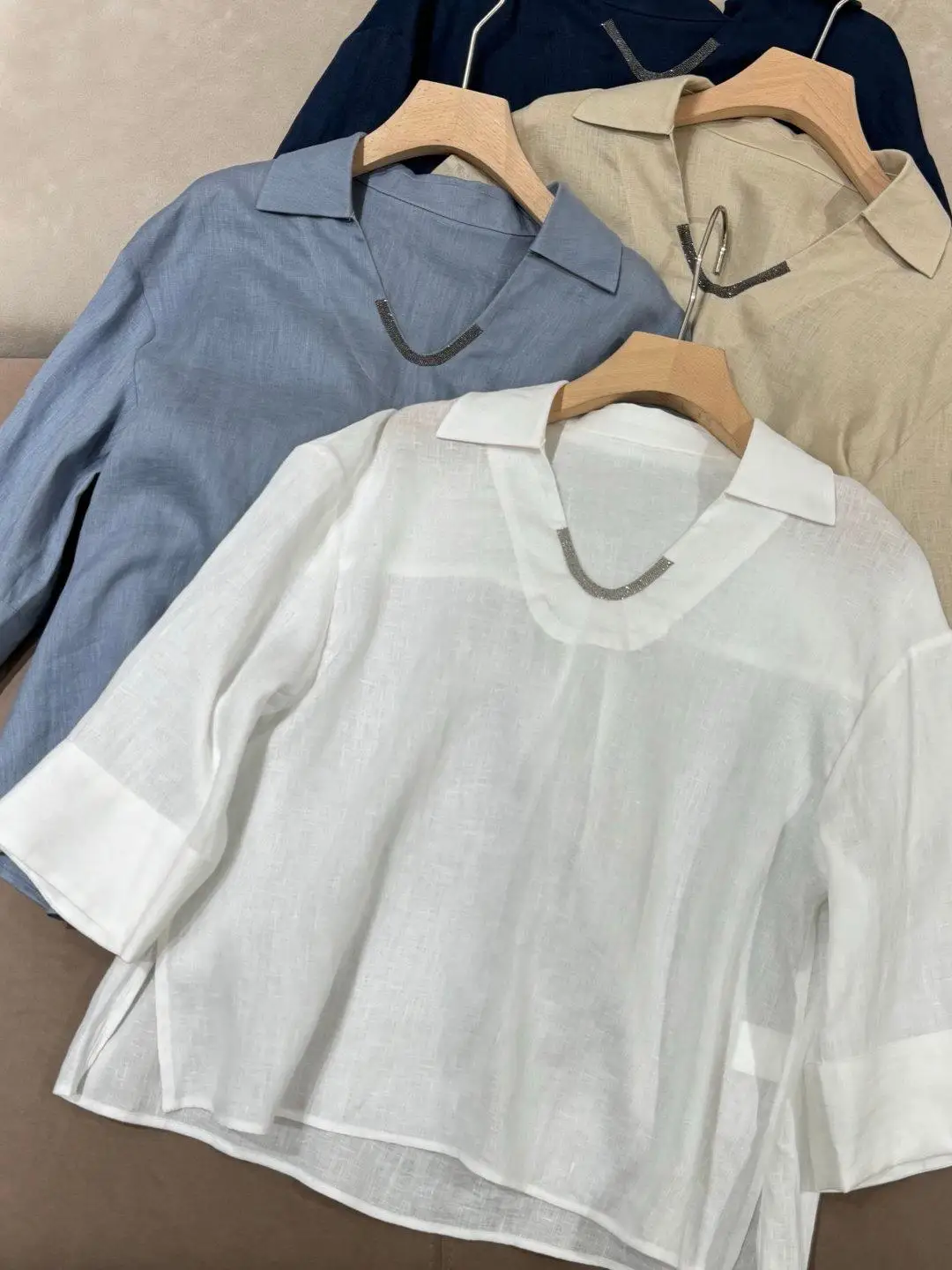 

Льняная рубашка свободного кроя, повседневная, универсальная, с V-образным вырезом, средней длины рукавов, стройнящая, элегантная.