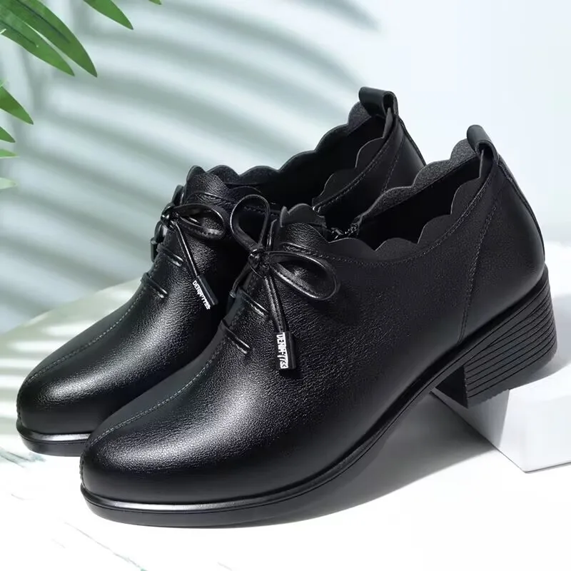 Scarpe singole da donna in morbida pelle 2023 primavera nuova suola morbida tacchi grossi scarpe Casual da donna stringate con tacco medio décolleté