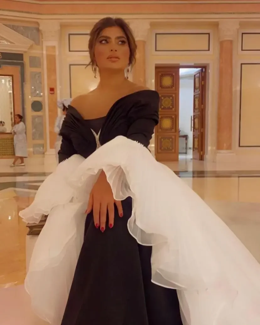 

Elegant Prom Dresses Crystals Beading Long Sleeves Sexy Evening Dresses V-Neck Floor Length Formal Occasion Evening Party Gowns