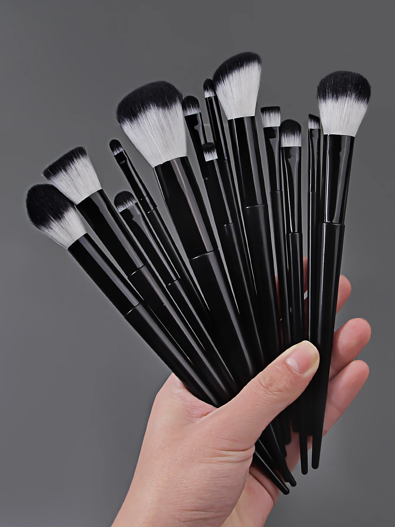 16PCS 하이 엔드 블랙 메이크업 브러쉬 세트, 부드러운 강모 블러쉬 브러쉬, 아이 섀도우 브러쉬, 컨투어링 브러쉬, 스펀지 파우더 퍼프, 보관 버킷