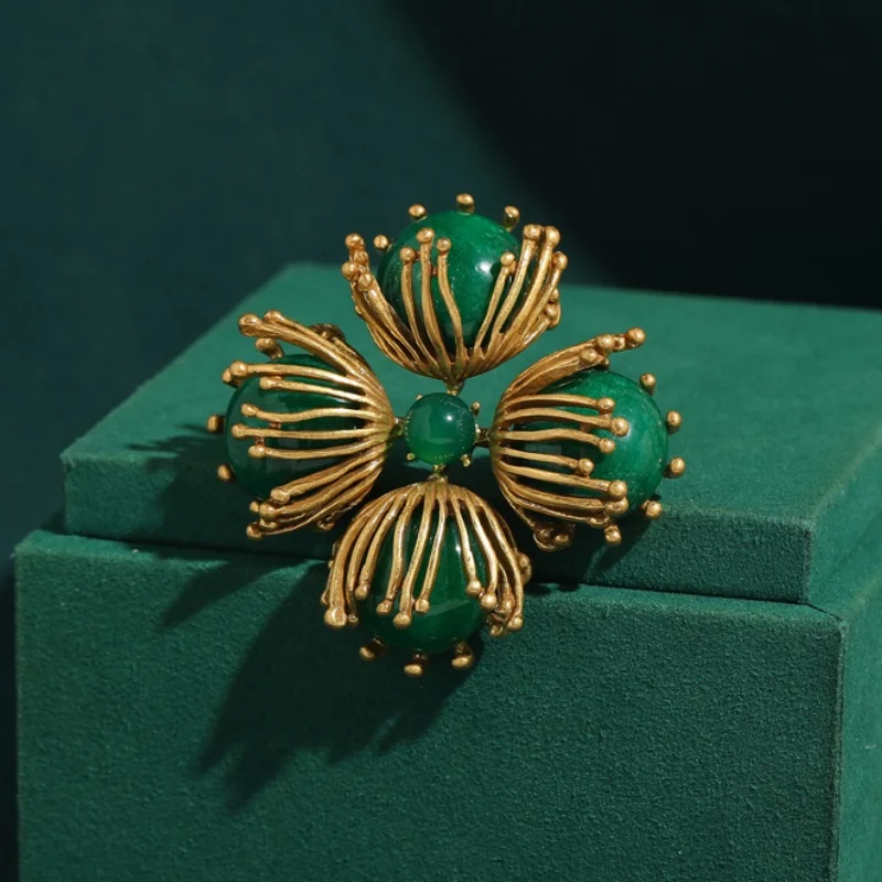 

Vintage Green Stone Flower Brooches Gold Color For Woman Dress Party Luxury Brand Jewelry 2026 New Retro Style Accessories