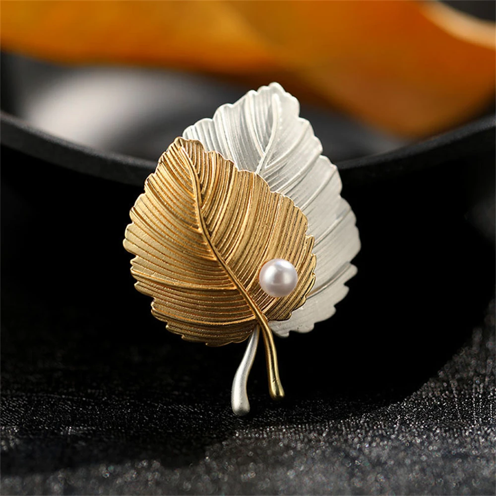 Exquisite Vintage Maple Leaf Pearl Brooch Sweater Suit Lapel Pins for Women Girl Backpack Jewelry Accessories Couple\'s Gift