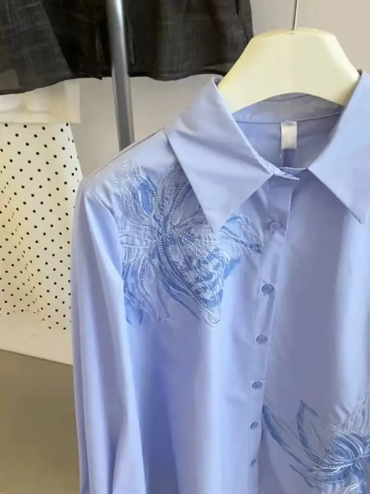 Blusas azules de algodón con bordado de flores de gama alta, camisas para mujer, tendencia de otoño 2025, Top informal holgado de manga larga, ropa para mujer