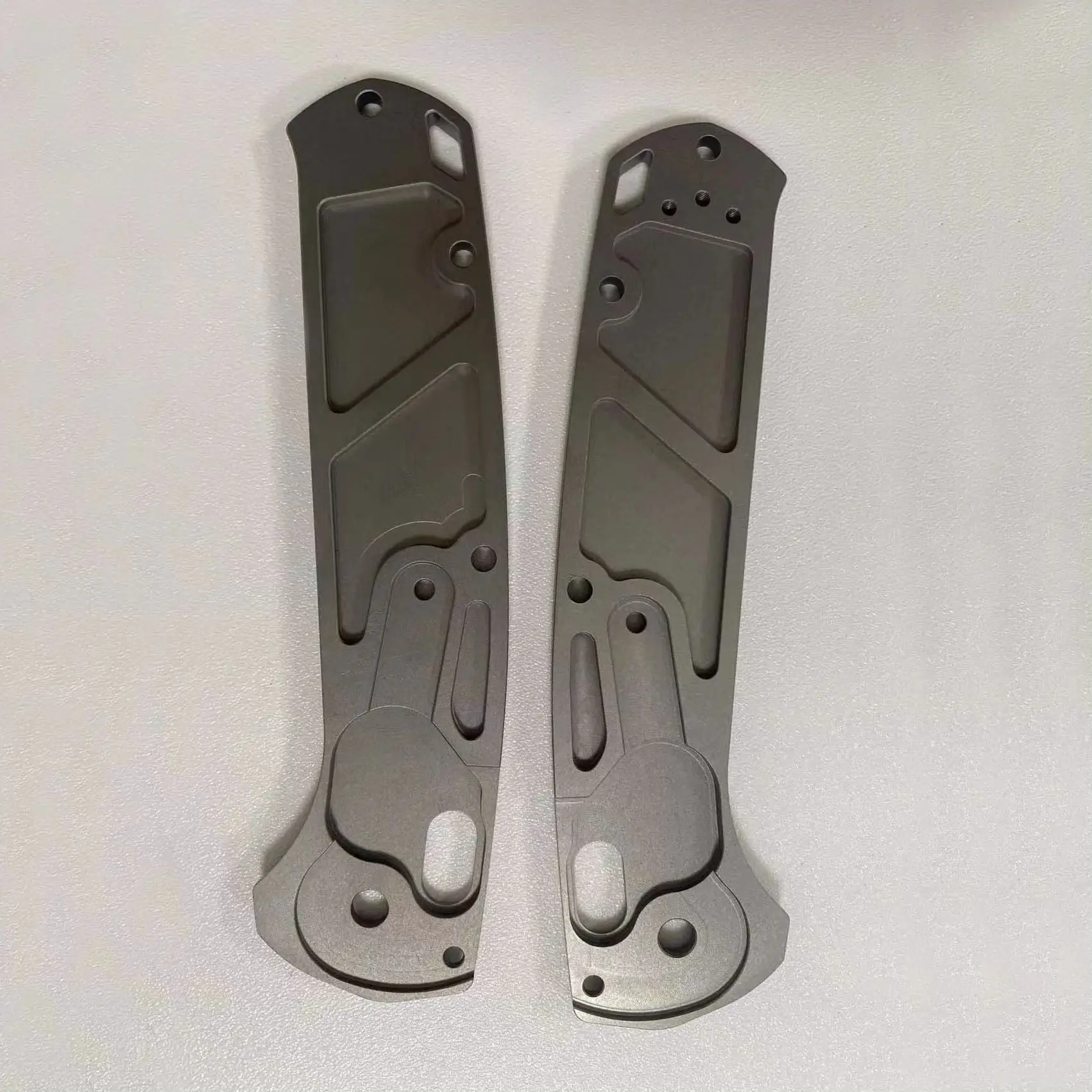 

1 пара изготовленных на заказ рукояток из титанового сплава для ножей Benchmade 15535