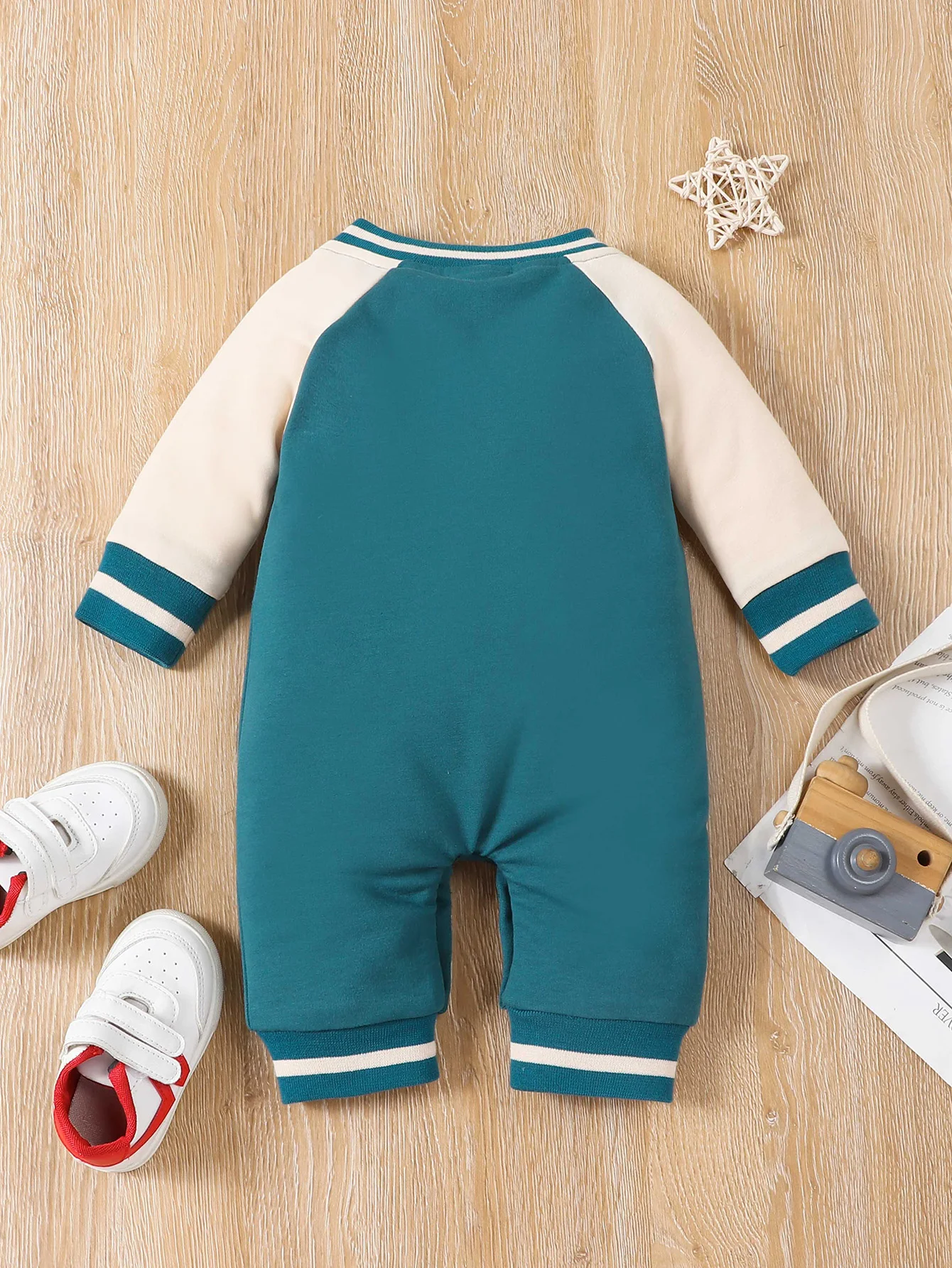 Fashionable letter printed long sleeved round neck cute and personalized baby boy jumpsuit