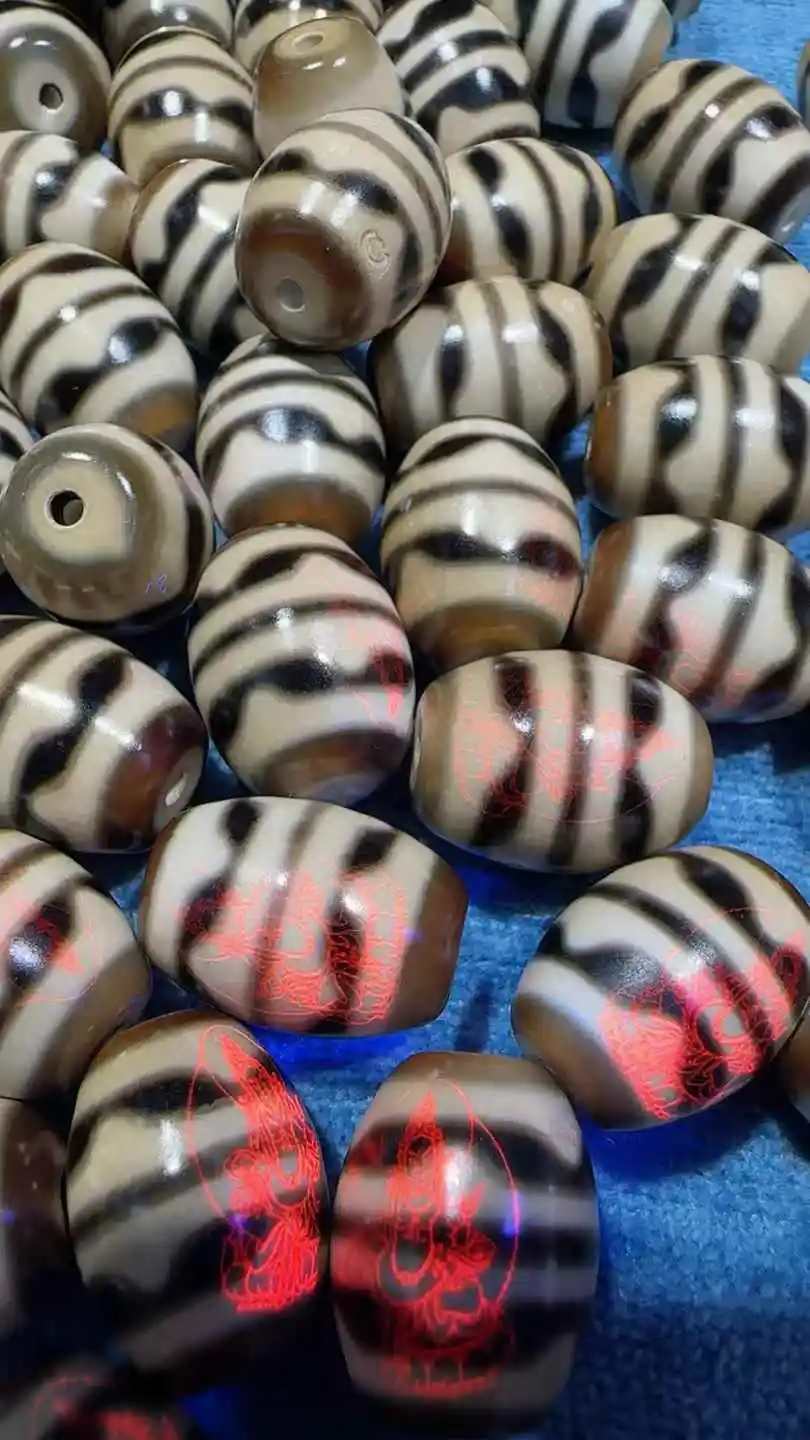 

20pcs/lot Double Tiger tooth Daluo With Invisible Yellow God of Wealth Ivory Color Natural Agate Ji Powerful Amulet