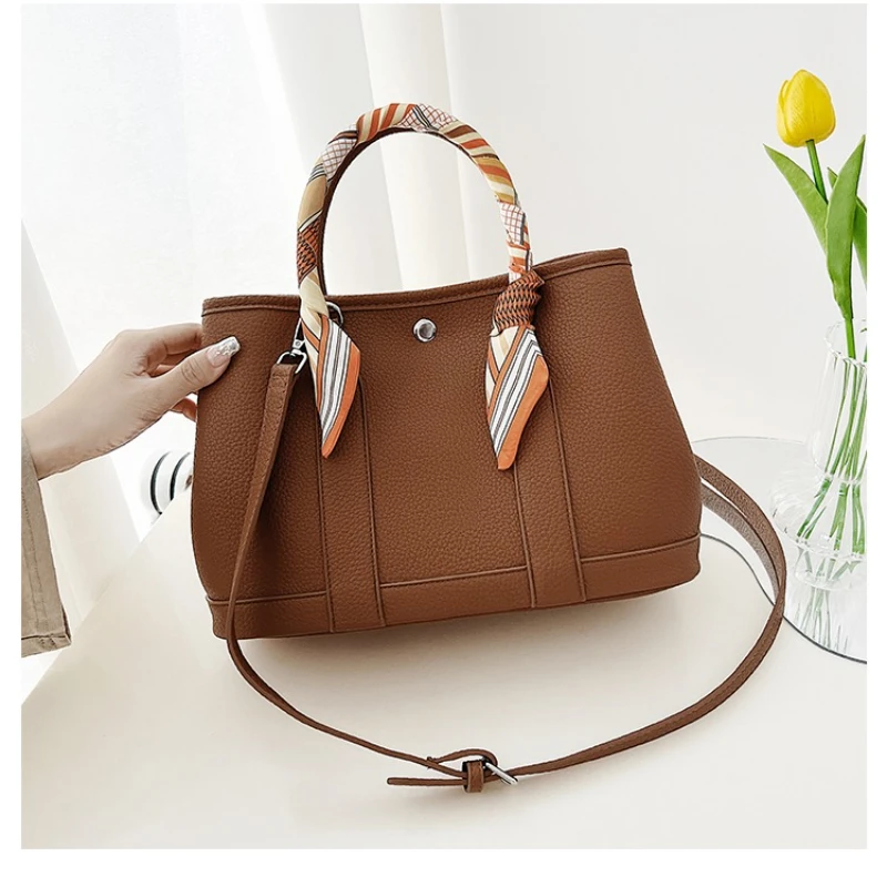

Stylish Casual Messenger Bag For Women, Trendy Letter Logo Crossbody Design, Simple Vintage Leather Purse Premium