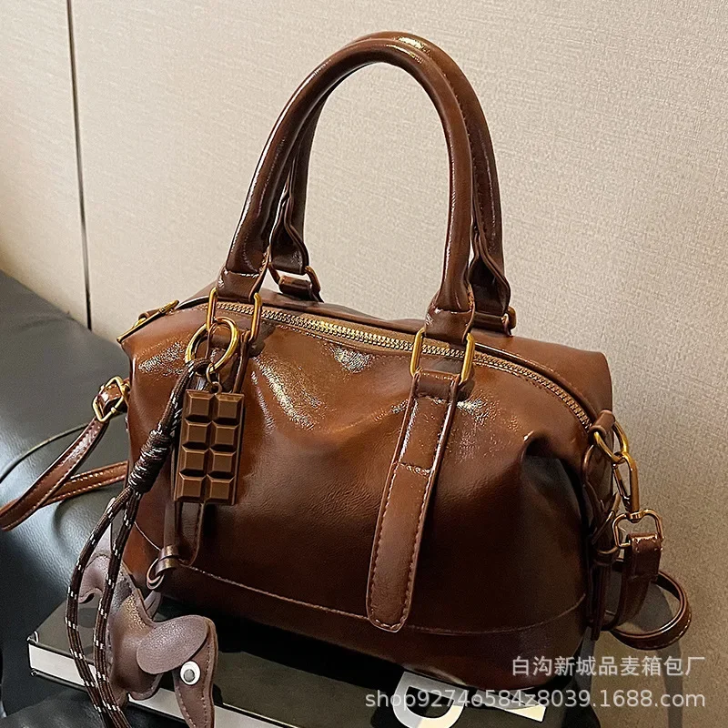 AW2025 Bolsa Boston de luxo silenciosa, alça superior de couro de grão integral com alça de corrente removível para sala de tabuleiro chique