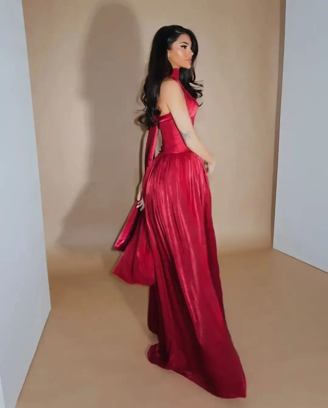 Ofherown élégant bordeaux plissé Satin robe de soirée a-ligne licou cou sans manches robes de bal arabe dubaï longue robe personnalisée