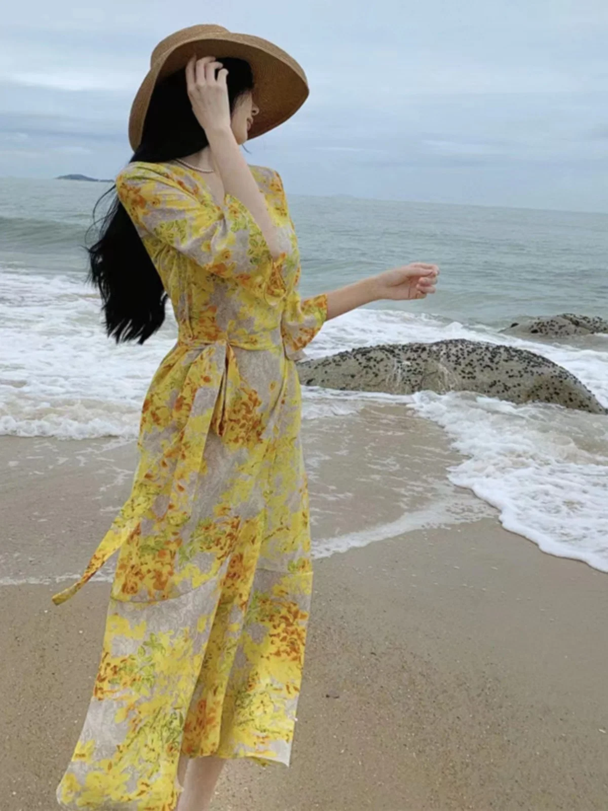 Vestido de playa envolvente de una pieza con estampado floral, estilo bata amarilla, falda midi con cuello en V y cintura alt...
