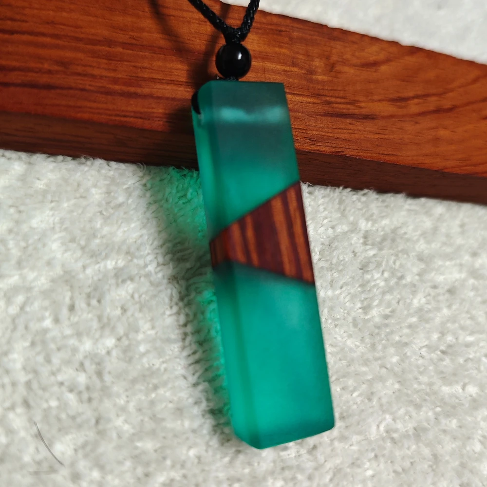 مصنوعات يدوية من الراتنج الخشبي، ومعلقات مخصصة، وقلائد، وهدايا