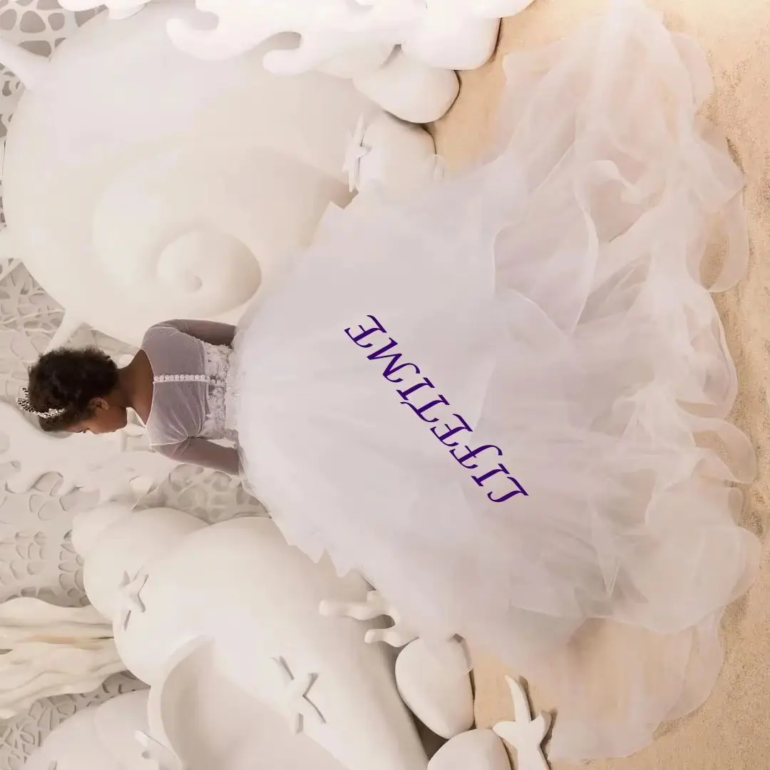 فساتين فتاة الزهور البيضاء المخصصة لحفلات الزفاف مزينة بطبقات بطول الأرض فستان حفلات رائع لوصيفات العروس Quinceanera