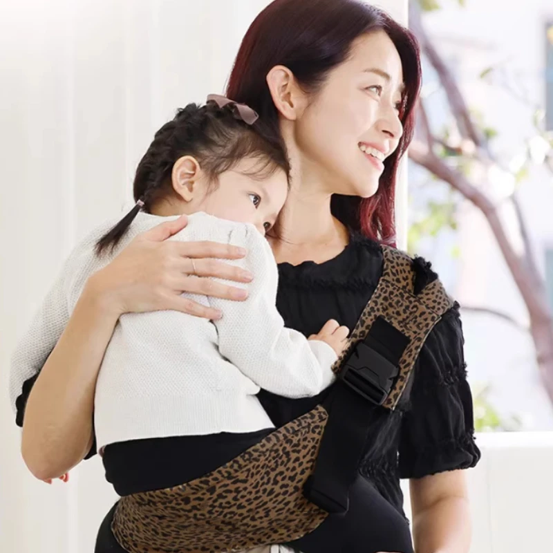 حاملة أطفال محمولة جديدة بطباعة الفهد، مناسبة للآباء والأمهات والتسوق والسفر والسفر مع الأطفال